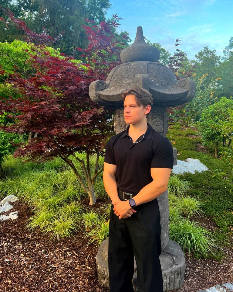Steven Stehtisch, Coach für Trainingsplanung, in einem japanischen Garten